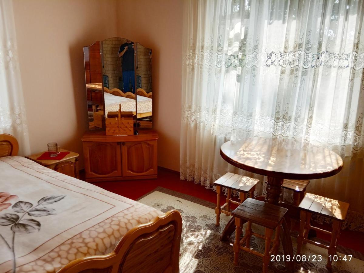 Bat'kivska Hata Stari Kuty Bagian luar foto
