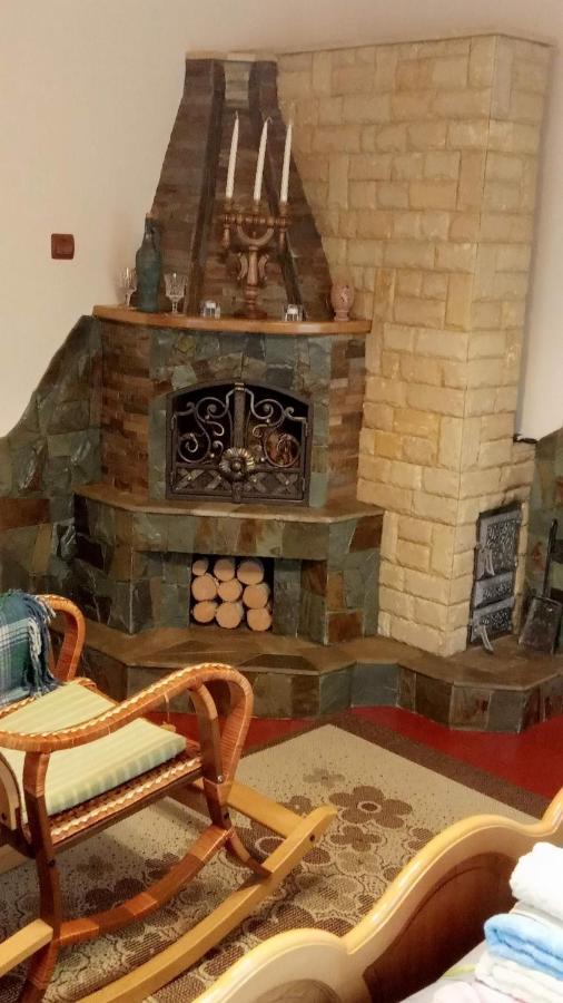 Bat'kivska Hata Stari Kuty Bagian luar foto