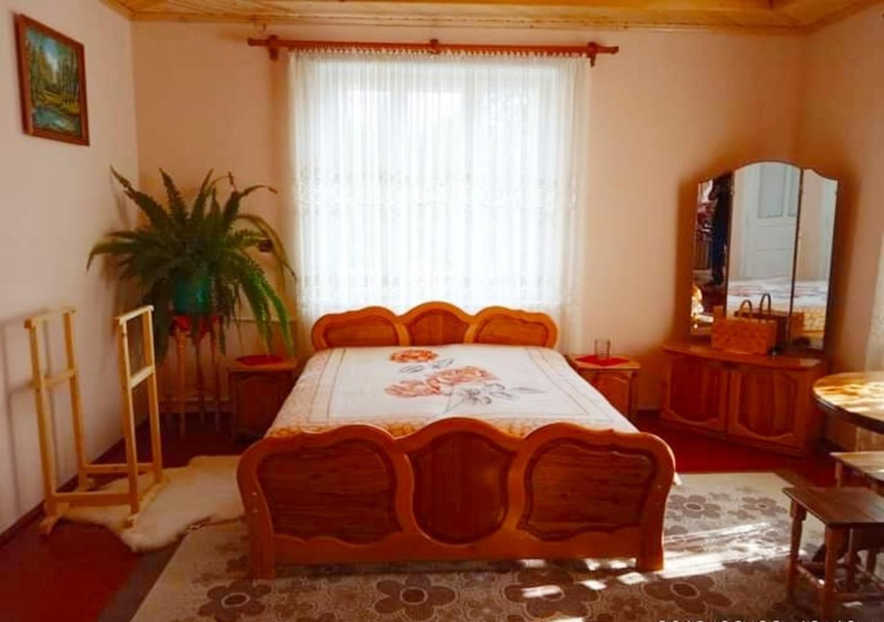 Bat'kivska Hata Stari Kuty Bagian luar foto