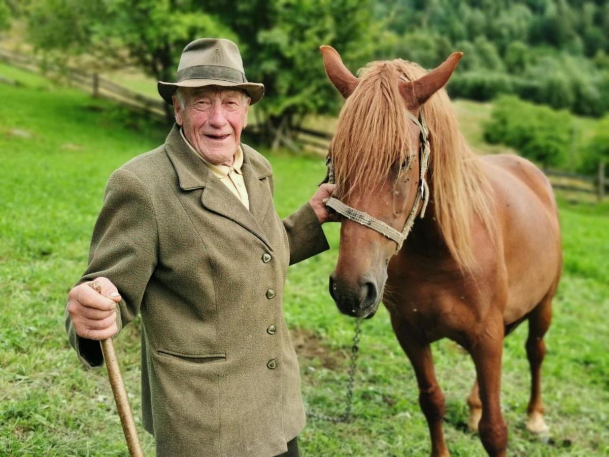 Bat'kivska Hata Stari Kuty Bagian luar foto