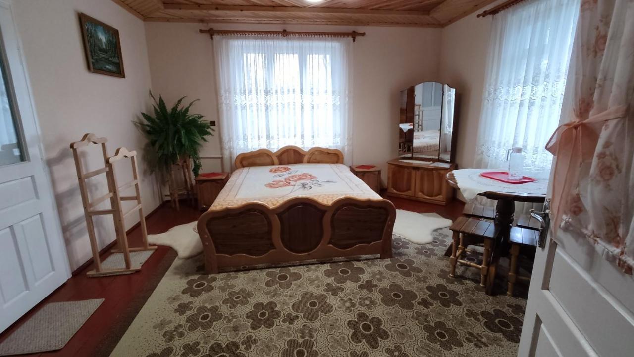 Bat'kivska Hata Stari Kuty Bagian luar foto