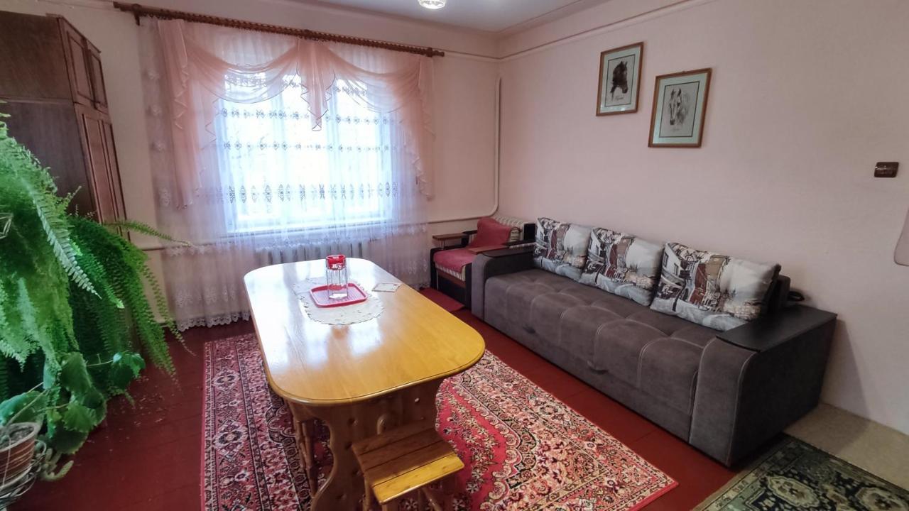Bat'kivska Hata Stari Kuty Bagian luar foto